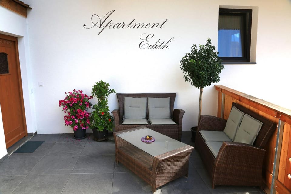 Staff, Facade/entrance