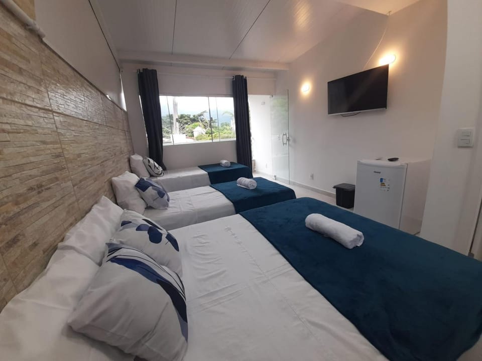 Bed, TV and multimedia, Bedroom, towels