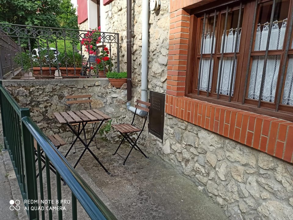Facade/entrance, Balcony/Terrace