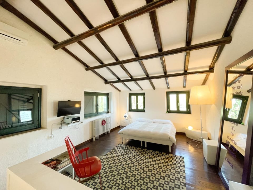 Bed, Living room, Photo of the whole room, Seating area