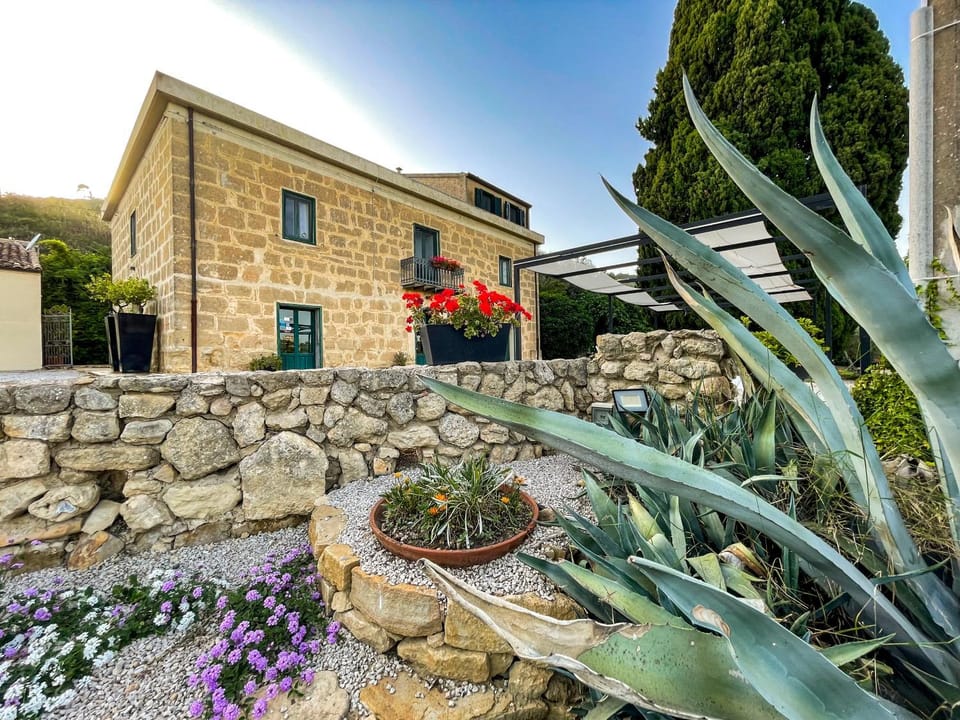 Property building, Facade/entrance, Garden