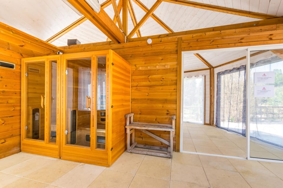 Hot Tub, Sauna