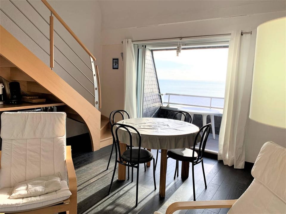 Quiberon - Studio mezzanine rénové 40m² pour 4 pers - Vue mer et parking - FR-1-478-24 Apartment in Quiberon