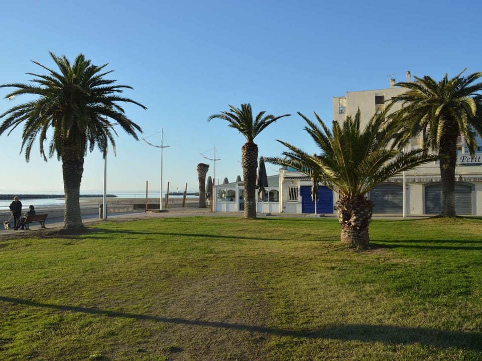 Appartement familial proche plage avec terrasse, parking privé, au Grau-du-Roi - FR-1-250-136 Apartment in Le Grau-du-Roi