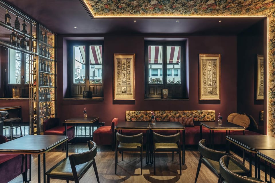 Restaurant/places to eat, Lounge or bar