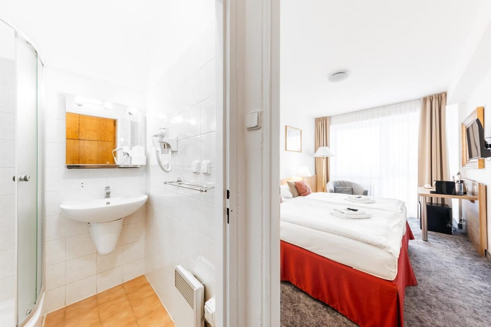 Bed, Bathroom, Photo of the whole room, Bedroom, towels