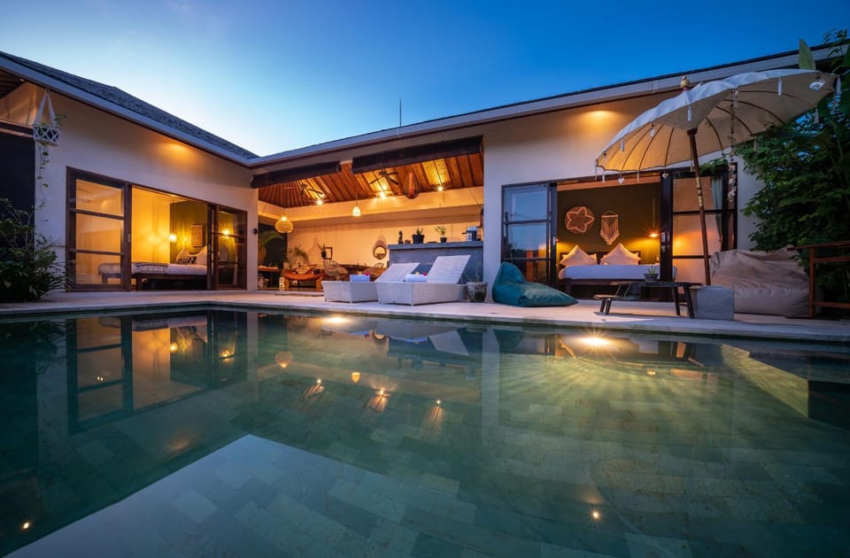 Property building, Facade/entrance, Night, Bird's eye view, Floor plan, Pool view, Swimming pool, Swimming pool, Swimming pool, Family, sunbed