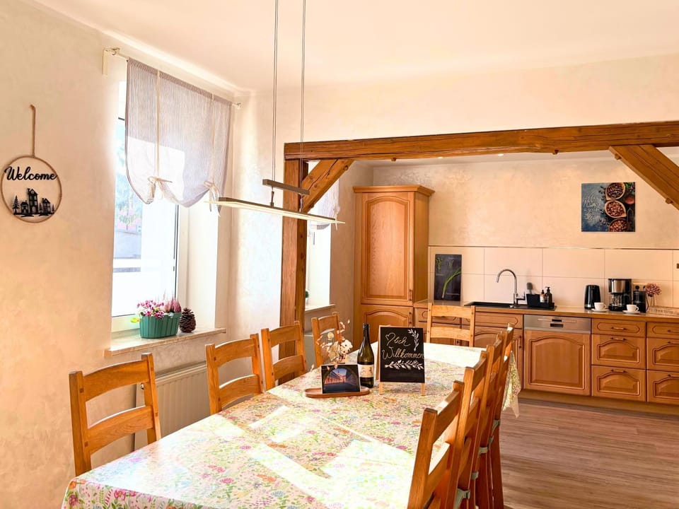 TV and multimedia, Dining area, Street view, group of guests, Family, heating, internet, pet friendly