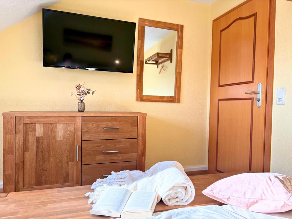 TV and multimedia, Bedroom, Street view, furniture, heating, internet