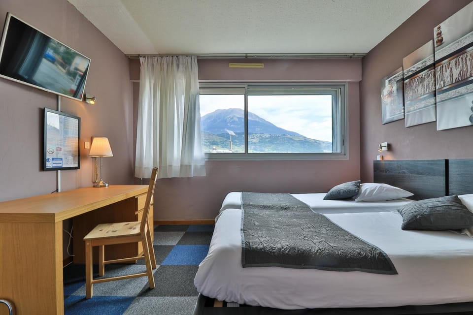 Photo of the whole room, Bedroom, Mountain view