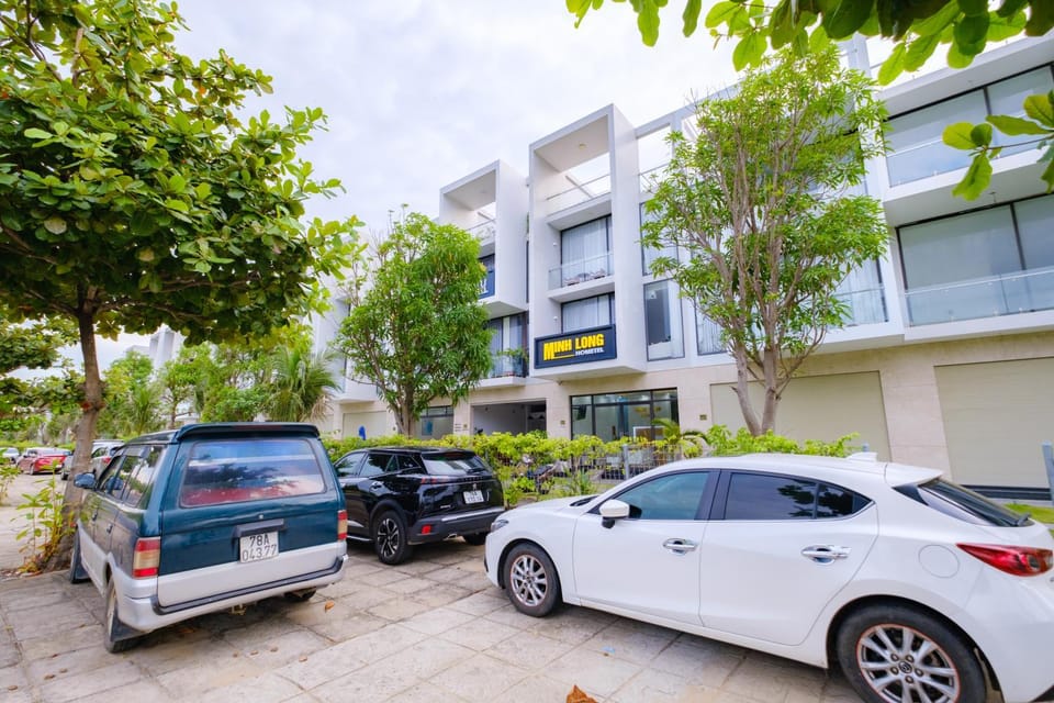 Property building, Day, Parking