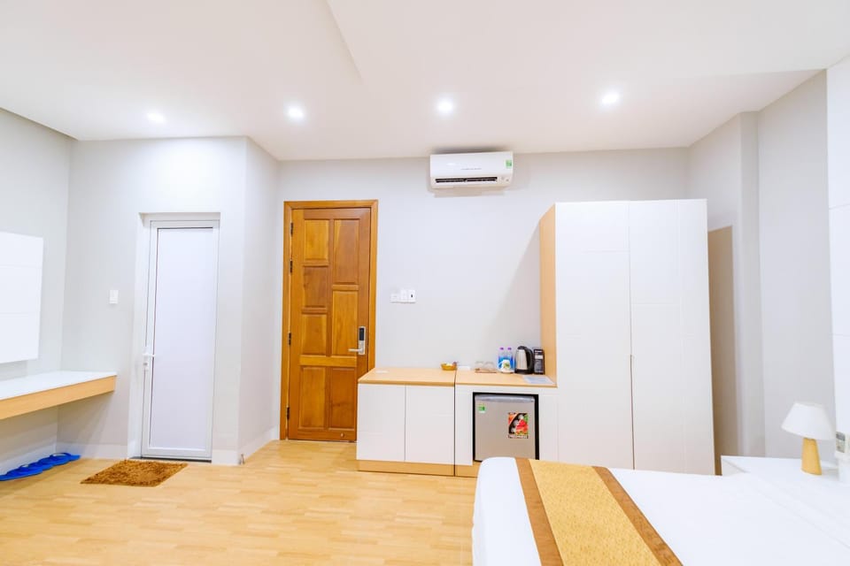 Bed, Photo of the whole room, Bedroom, oven, wardrobe, air conditioner