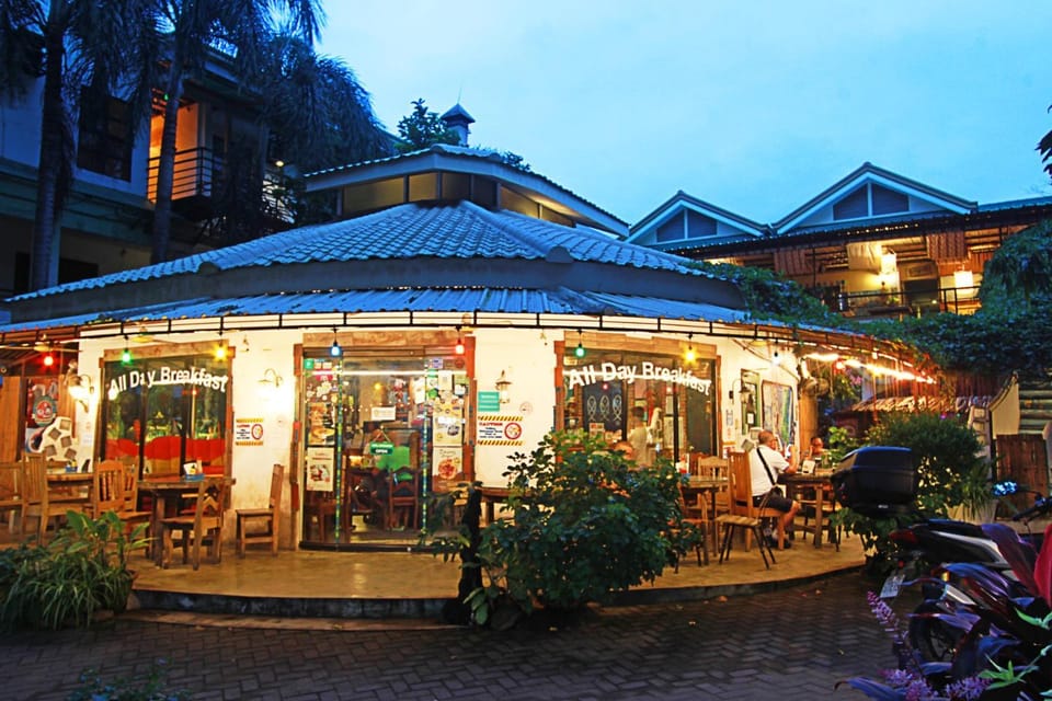 Restaurant/places to eat, Night, Location