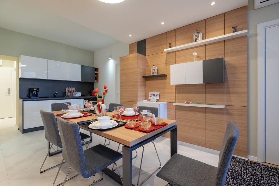 Coffee/tea facilities, Kitchen or kitchenette, Seating area, Dining area, stove, toaster