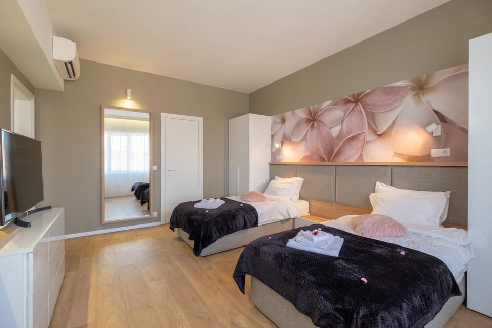 Bed, TV and multimedia, Photo of the whole room, Bedroom, towels