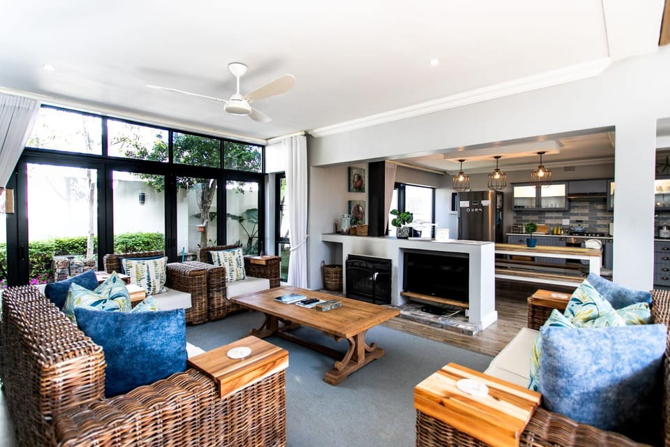 Lounge or bar, kitchen