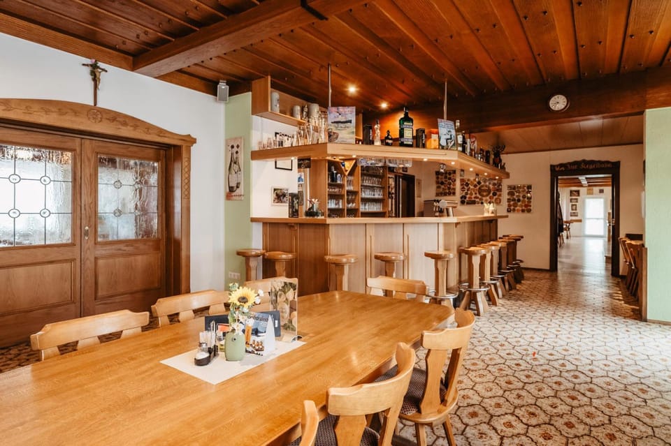 Photo of the whole room, Food, Drinks