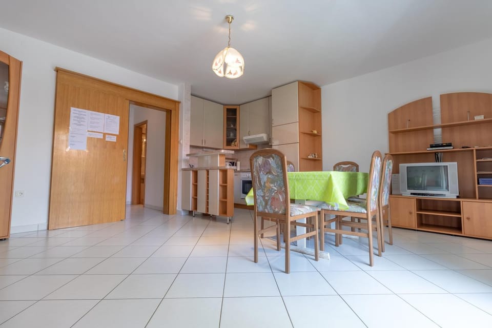 Dining area, kitchen