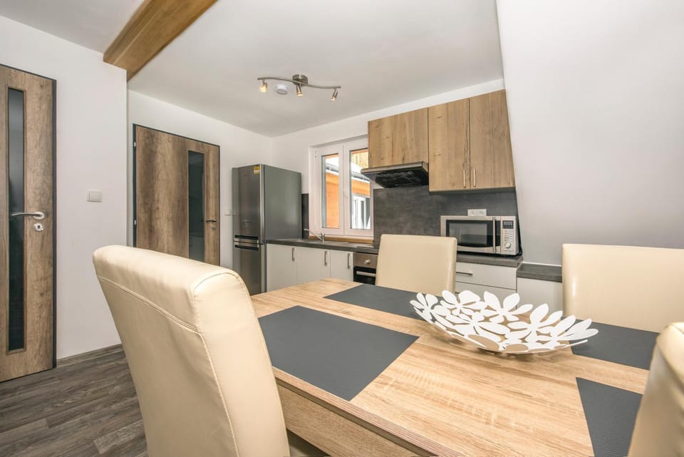 Kitchen or kitchenette, Dining area