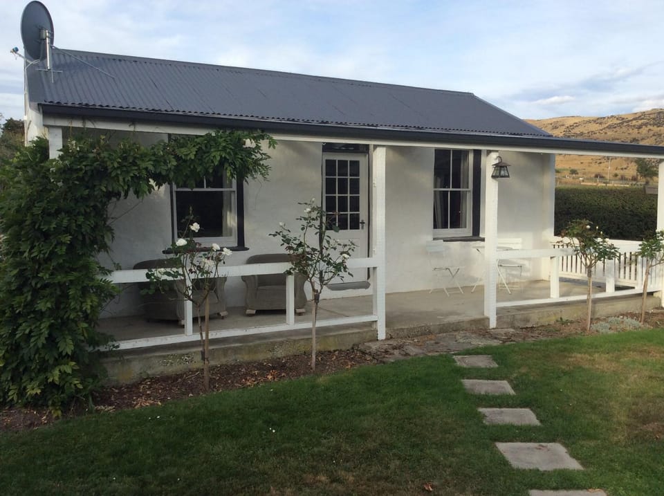 Property building, Patio, Natural landscape, Dining area, Garden view