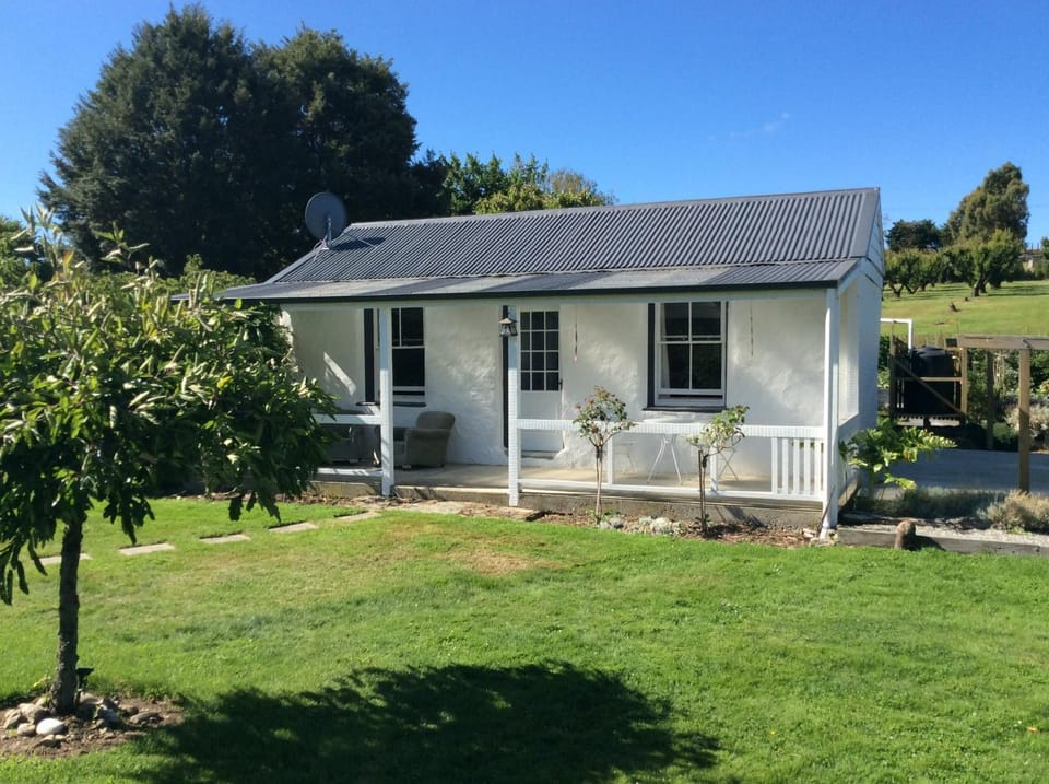 Property building, Day, Natural landscape, Garden, Garden view
