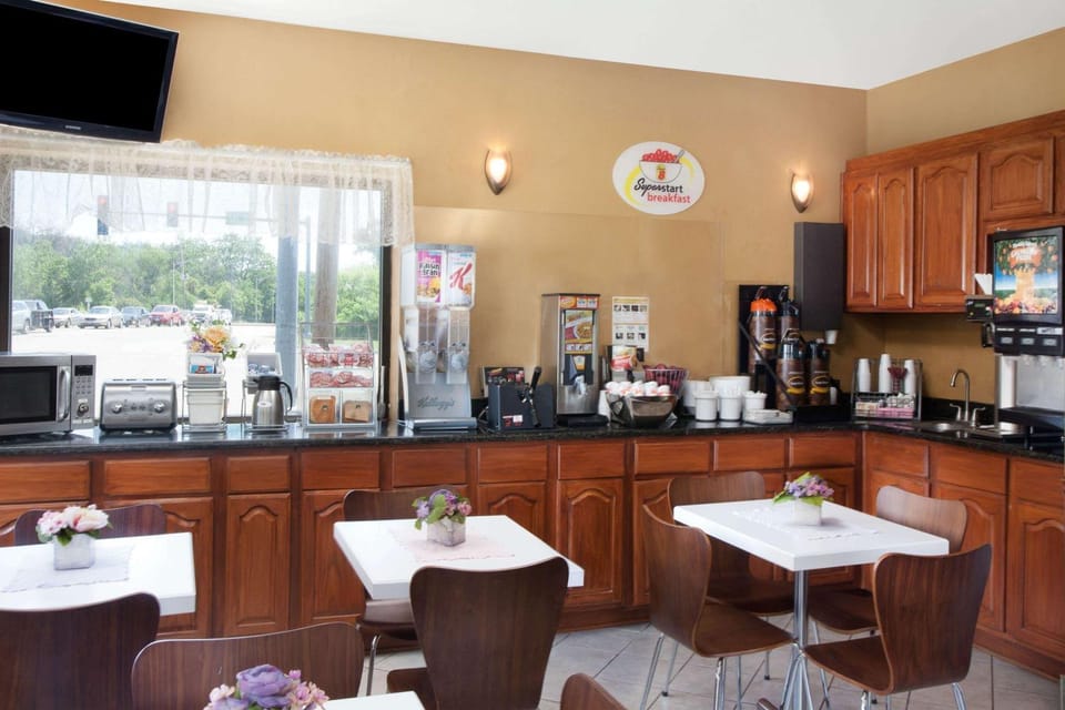 Restaurant/places to eat, Dining area, On site, Breakfast