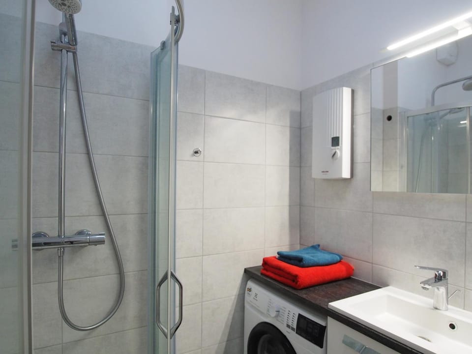 Shower, Bathroom, towels, washing machine