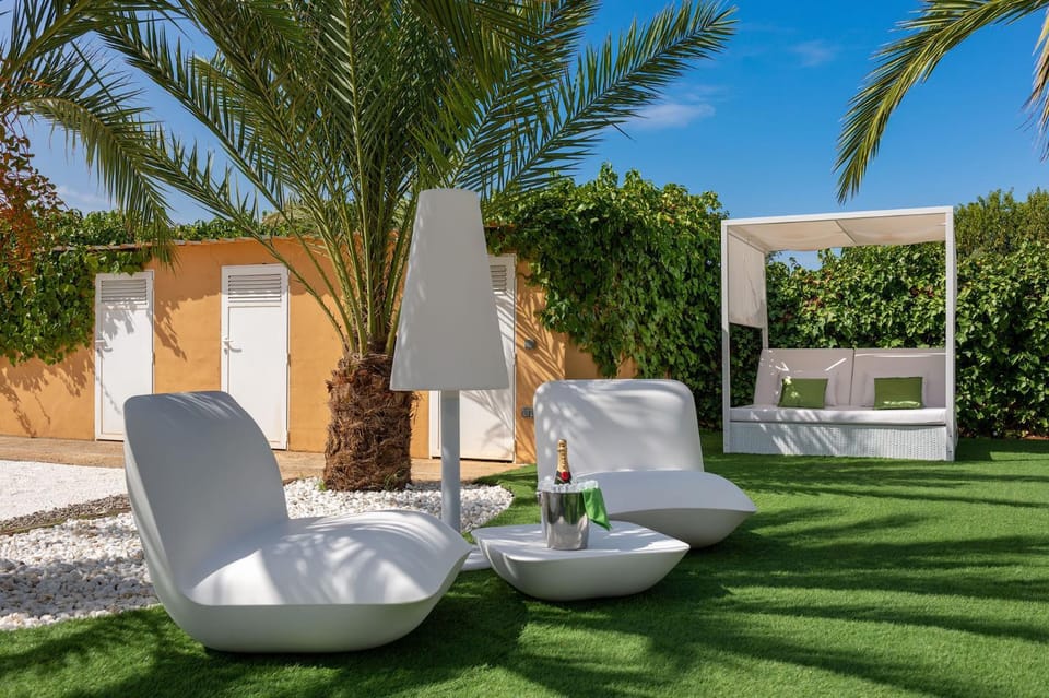 Off site, Day, Garden, sunbed