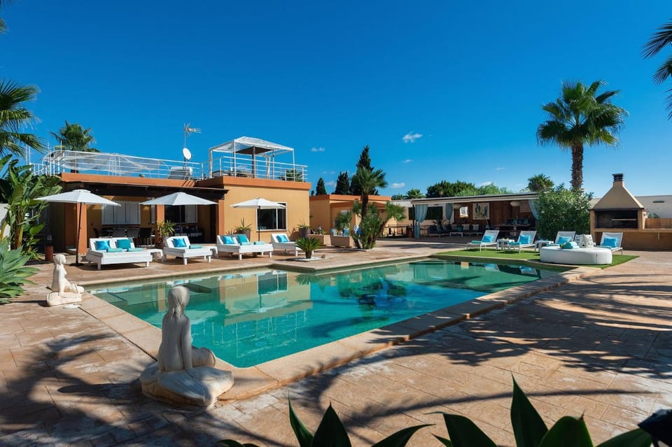 Property building, Off site, Day, BBQ facilities, Swimming pool, sunbed