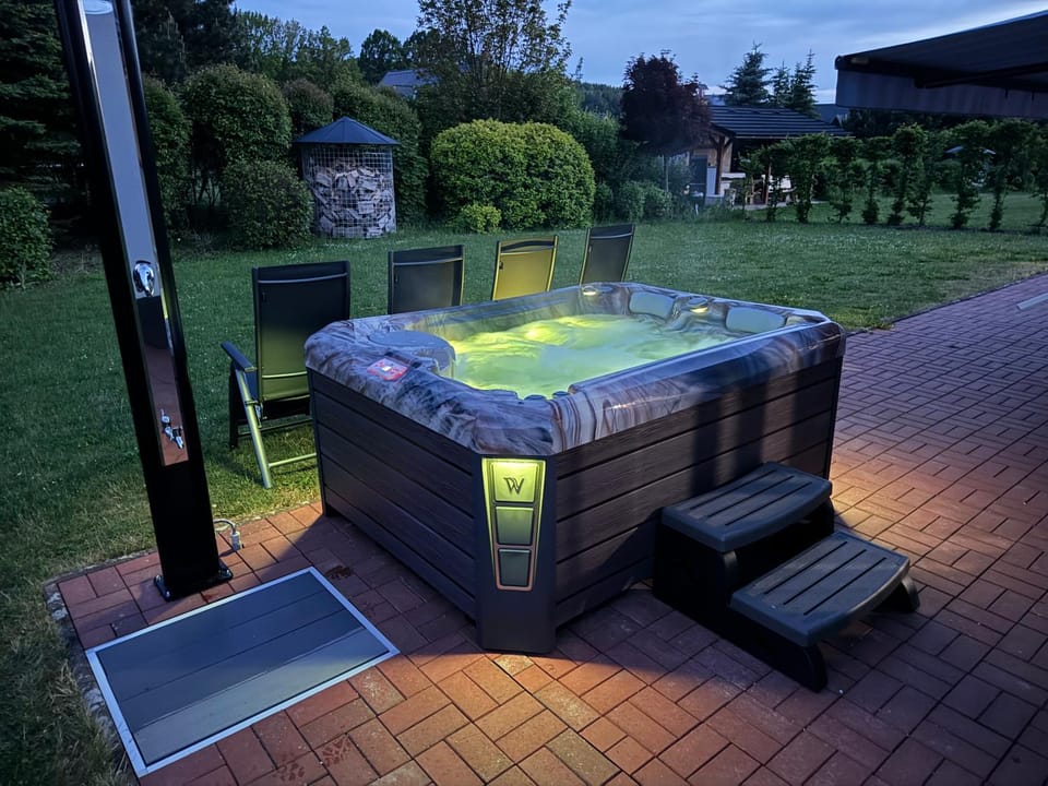 Garden, Hot Tub, Garden view