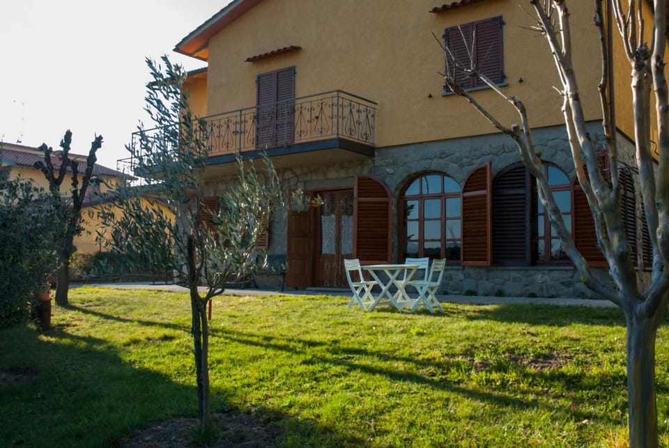 Property building, Facade/entrance, Natural landscape, Garden, Garden view