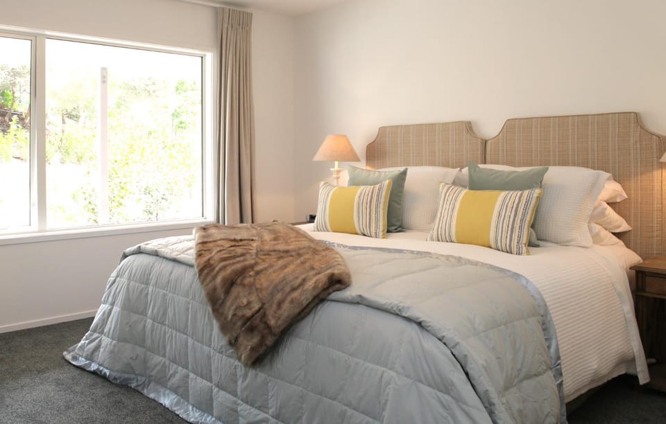 Bed, Bedroom, Garden view