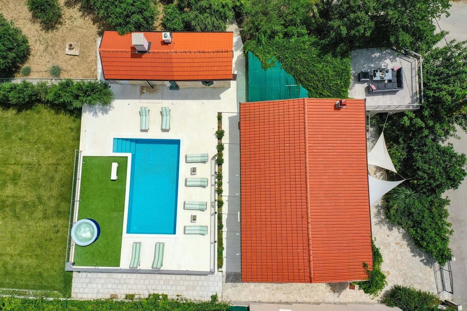 Property building, Restaurant/places to eat, Balcony/Terrace, Swimming pool