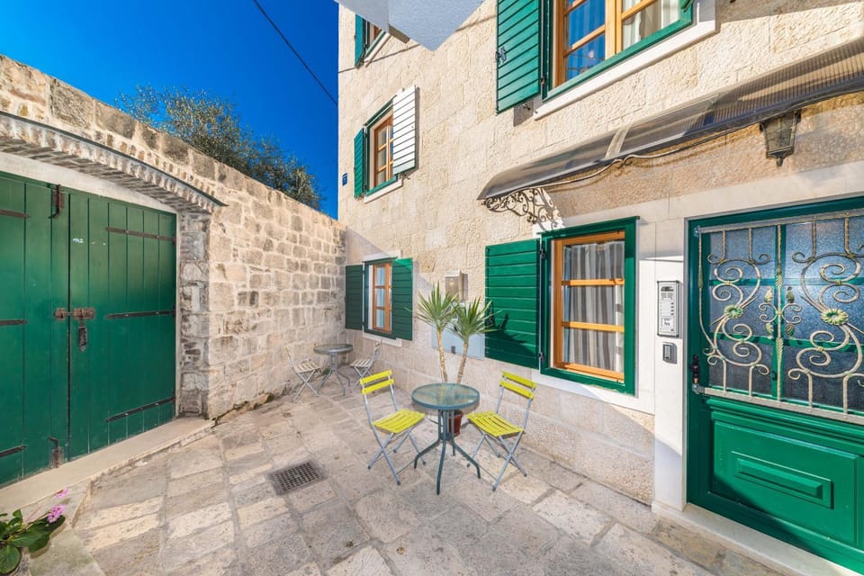 Patio, Facade/entrance