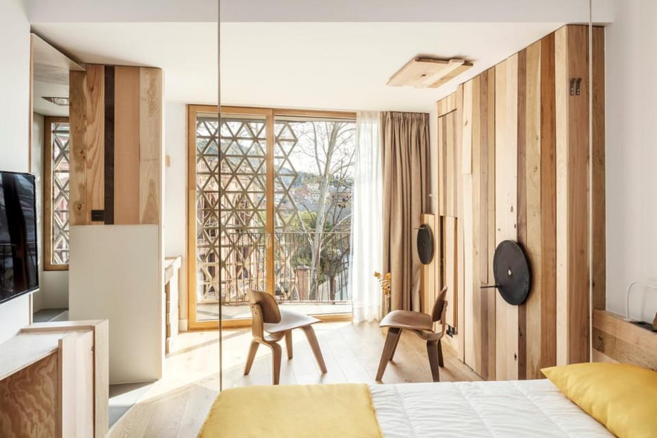 Bed, People, Living room, Other, Photo of the whole room, Decorative detail