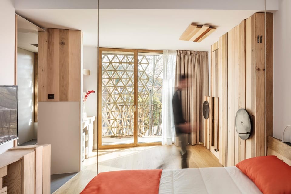 Bed, Seating area, Bedroom