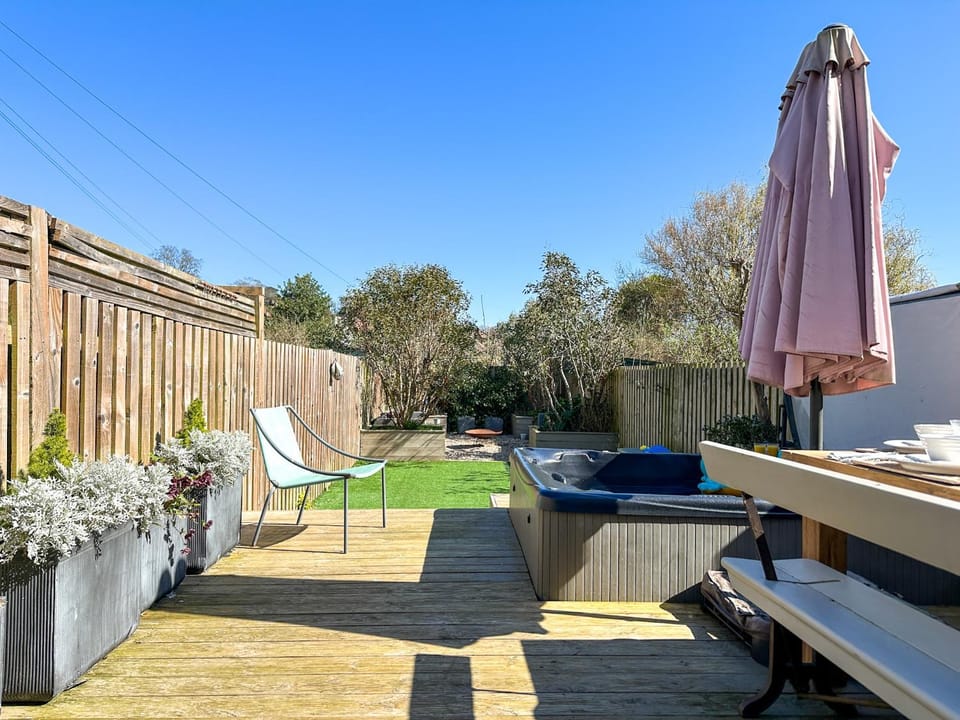 Patio, Spring, Day, Garden, Hot Tub, Hot Tub, Garden view, sunbed