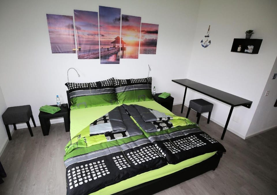 Bed, Photo of the whole room, Bedroom