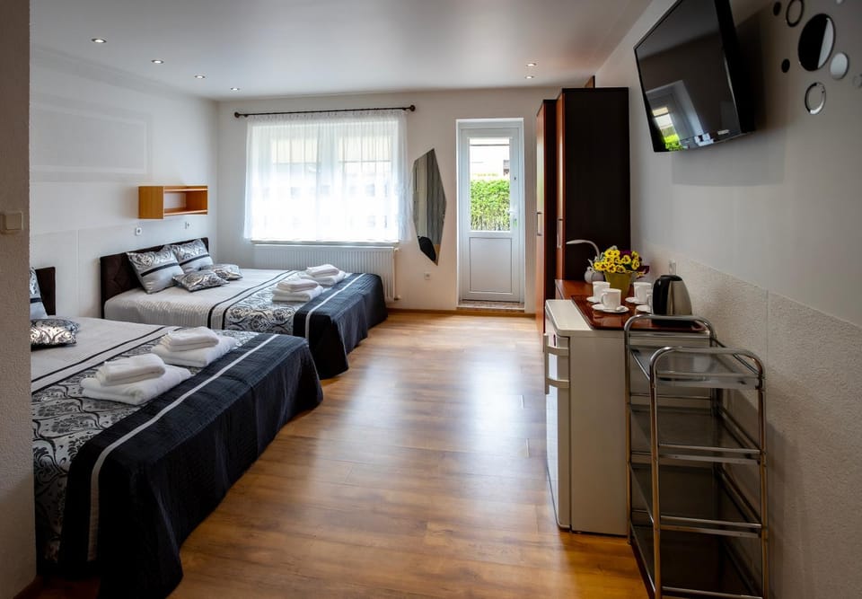 Bed, Bathroom, TV and multimedia, Coffee/tea facilities, Photo of the whole room, Bedroom, internet, towels, wardrobe