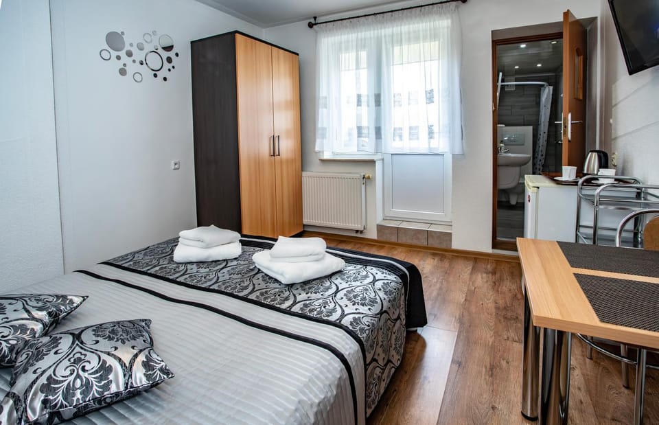 Bed, Bathroom, TV and multimedia, Coffee/tea facilities, Balcony/Terrace, Photo of the whole room, Bedroom, internet, towels, wardrobe