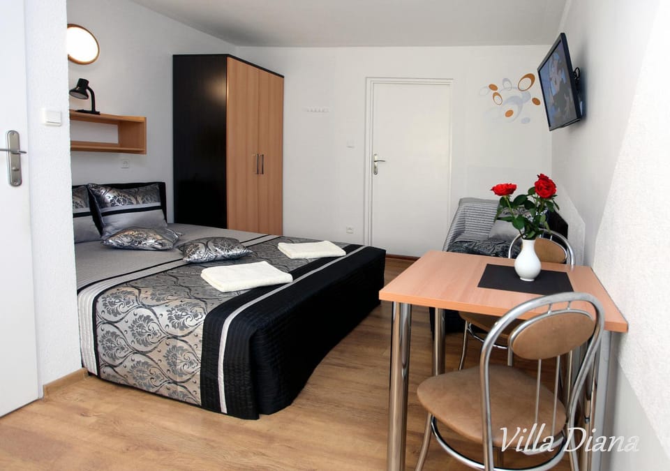 Photo of the whole room, Bedroom