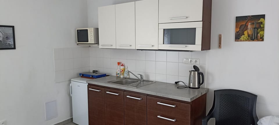 Kitchen or kitchenette, Swimming pool
