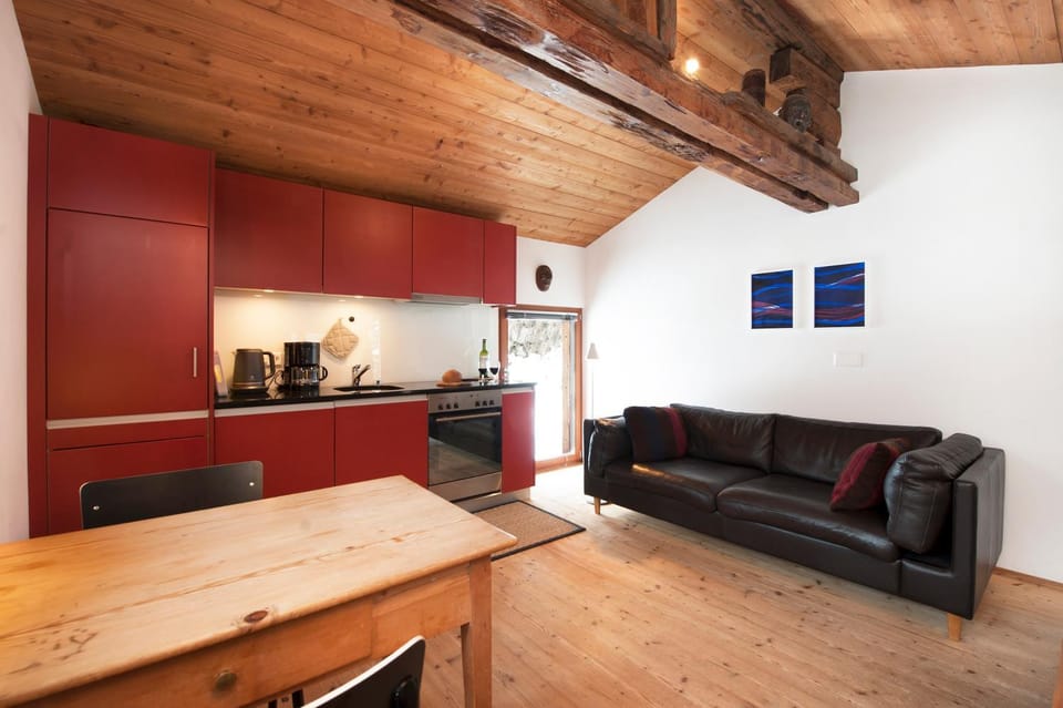 View (from property/room), Balcony/Terrace, Living room, Photo of the whole room, Animals, Garden view, Mountain view, Meals, Dinner, children, dishwasher, pet friendly, stove, towels, kitchen