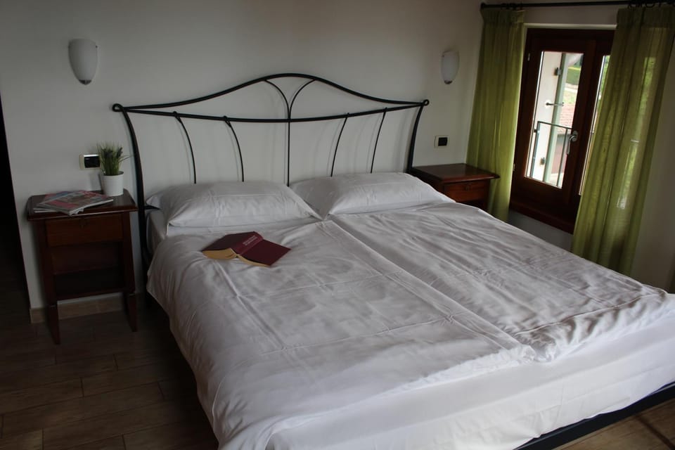 Bedroom, towels