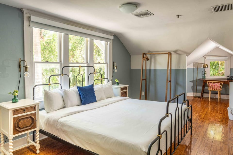 Bed, Living room, Photo of the whole room, Seating area, Bedroom