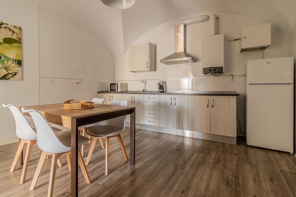 Kitchen or kitchenette, Dining area, stove