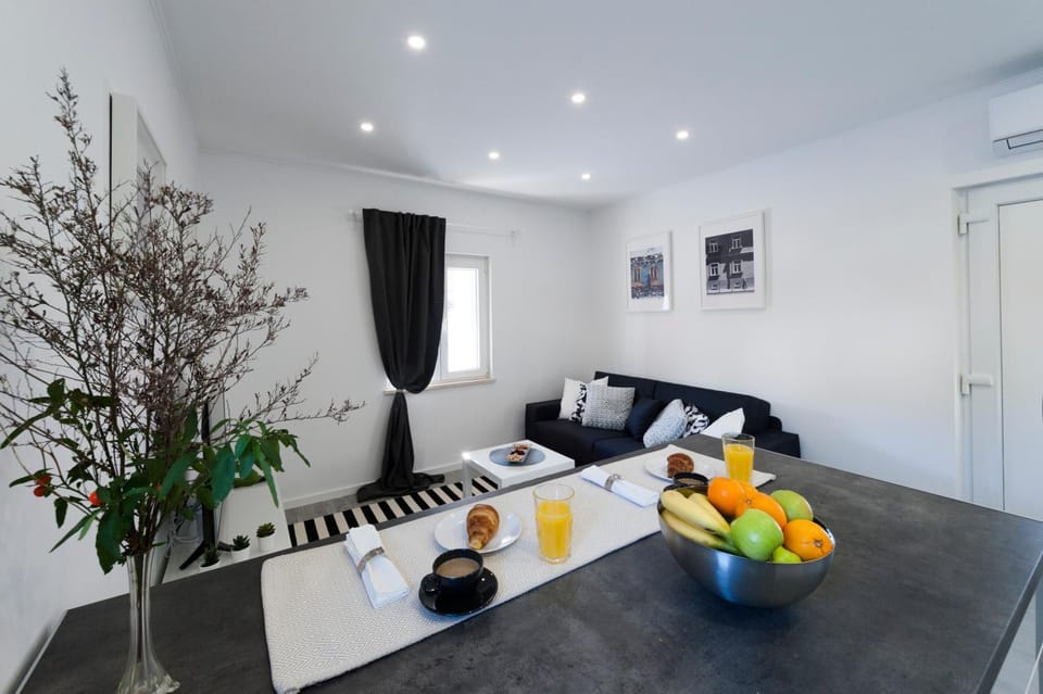 Coffee/tea facilities, Living room, Seating area, Dining area