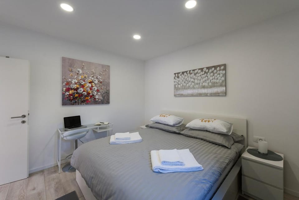 Photo of the whole room, Decorative detail, Bedroom