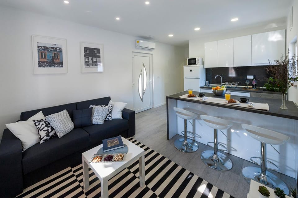 Coffee/tea facilities, Kitchen or kitchenette, Living room, Seating area, Dining area