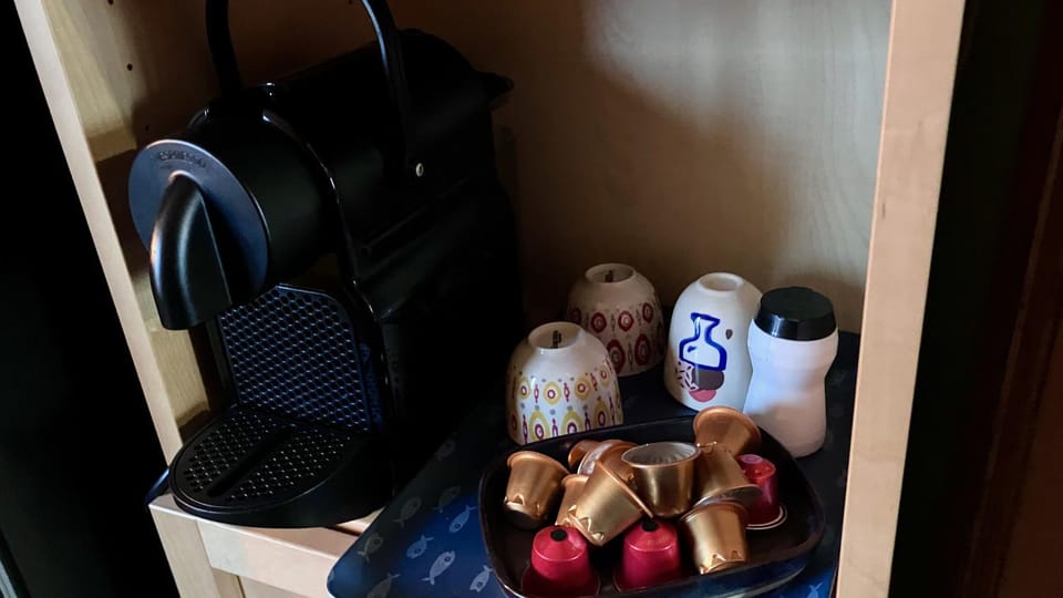 Coffee/tea facilities, oven